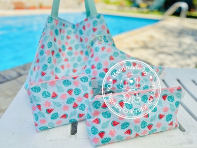 Conjunto de avental e bolsas com padrão de folhas coloridas junto a piscina