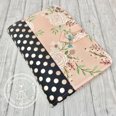 Carteira floral rosa e preta com bolinhas brancas