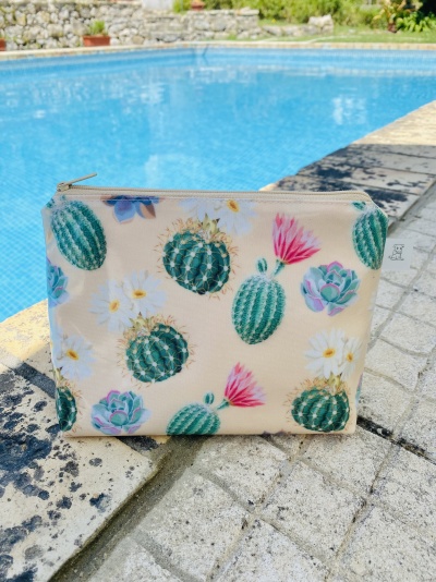 Bolsa estampada com cactos e flores junto a piscina