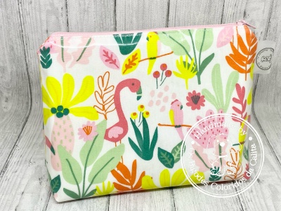 Estojo tecido colorido com padrão de folhas e flamingos e fecho rosa