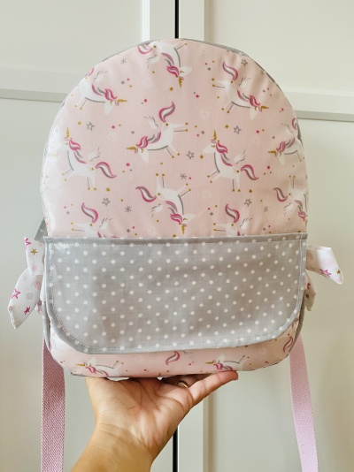 Mochila infantil rosa com unicórnios e bolso cinza de bolinhas brancas