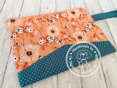 Necessaire floral em tecido com base azul e fecho de correr