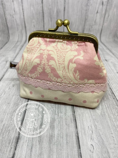 Carteira pequena em tecido rosa e branco com fecho metálico dourado