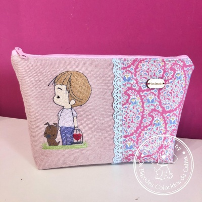 Estojo rosa com bordado de menina com cão e padrão floral