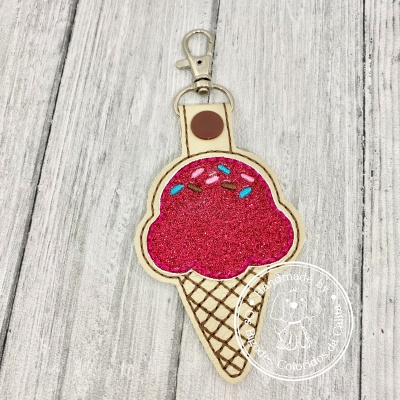 Chaveiro de gelado rosa com cone castanho e argola metálica