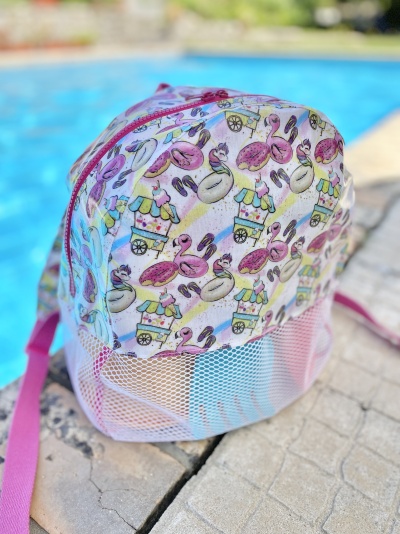Mochila pequena colorida com flamingos e carrinhos de gelados junto a piscina