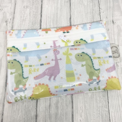 Bolsa infantil transparente com desenhos de dinossauros coloridos e botão de pressão
