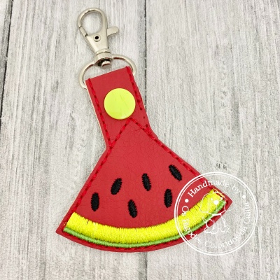 Chaveiro fatia de melancia vermelho bordado com argola metálica