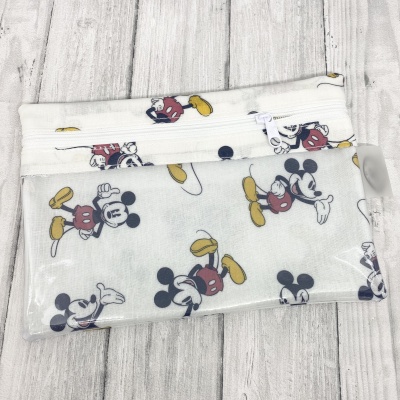 Necessaire transparente com estampa do Mickey Mouse em madeira clara