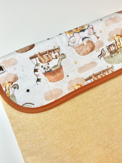 Bolsa ou estojo com padrão de animais em balões de ar quente em tecido amarelo claro e creme