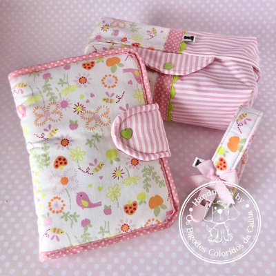Conjunto de capa de tecido com padrão floral, embrulho riscado rosa e pequeno acessório de tecido para bebé