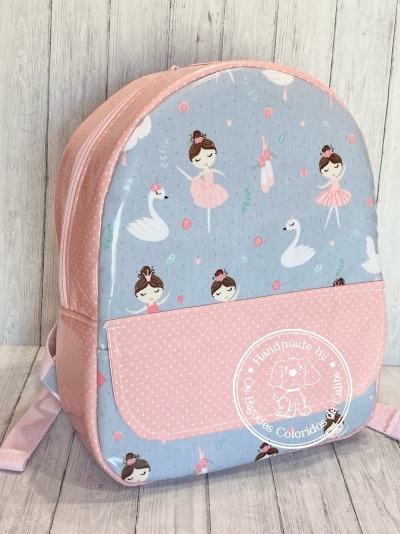 Mochila infantil azul com bailarinas, cisnes e bolso rosa claro com pontos brancos