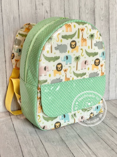 Mochila infantil com animais coloridos e bolso frontal verde de bolinhas