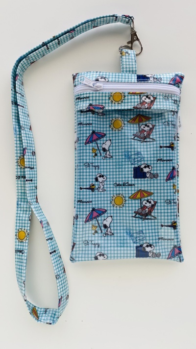 Bolsa pequena azul claro e branco com alça e desenhos de cães a apanhar sol