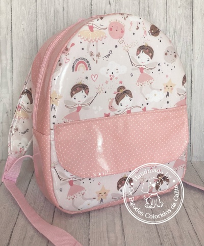 Mochila infantil rosa com estampado de bailarinas e bolso frontal de padrão de pontos