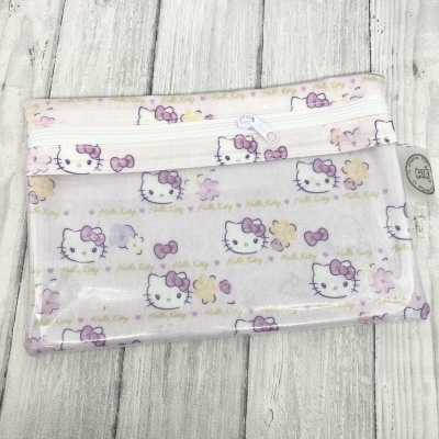Estojo transparente Hello Kitty com zíper branco e estampas em tons pastel