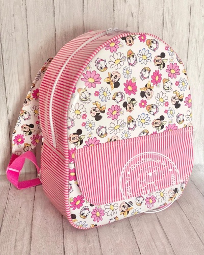 Mochila infantil rosa com personagens Disney e flores, com riscas e alças rosa