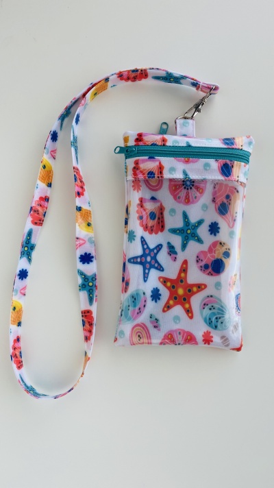 Bolsa pequena transparente com estampa de estrelas-do-mar e conchas e alça colorida