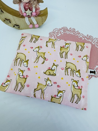 Almofada ou saco térmico cor-de-rosa com estampado de cervos amarelos e enfeite decorativo de anjo