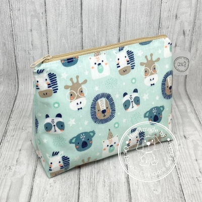 Estojo com padrão de animais em tecido azul claro e fecho zip bege