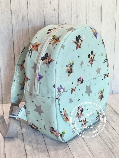 Mochila azul clara com personagens Disney e estrelas cinzentas
