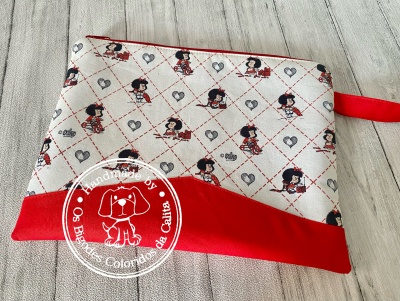 Necessaire com padrão da Mafalda e detalhes vermelhos sobre fundo cinza