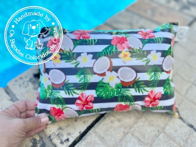 Mala retangular decorada com padrão de folhas, cocos e flores sobre listras azuis e brancas