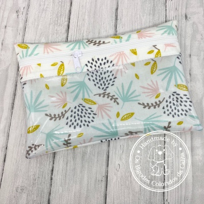 Bolsa pequena estampada com folhas coloridas e fecho branco