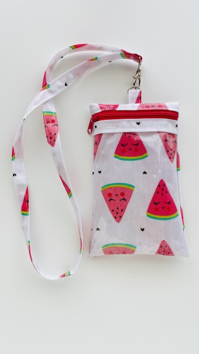 Bolsa pequena com padrão de fatias de melancia e cordão ao pescoço