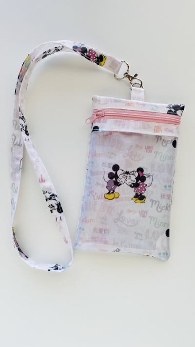 Bolsa pequena branca com padrão Minnie e Mickey Mouse e fecho rosa