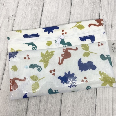 Saco transparente com padrão de dinossauros coloridos e fecho branco