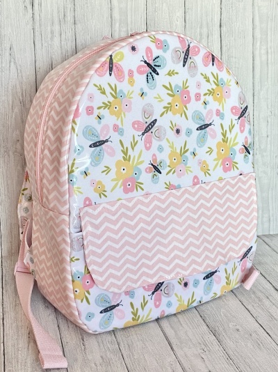 Mochila infantil floral e rosa com bolso chevron