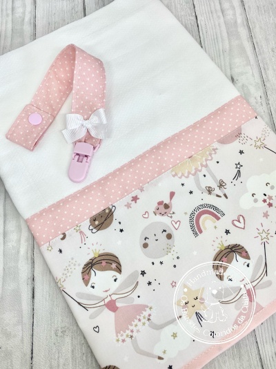 Fralda decorativa com padrão de bailarinas e prendedor rosa com laço branco