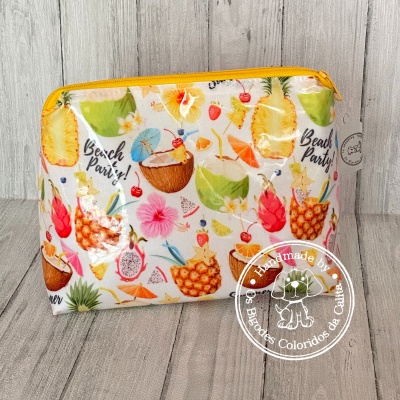 Necessaire colorida com padrão de frutas tropicais e bebidas com fecho amarelo.