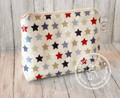 Necessaire com padrão de estrelas e selo Handmade by Os Bocadoes Coloridos de Outrora