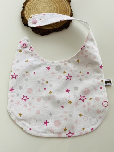Babete branco com padrão de estrelas e círculos coloridos e fecho rosa