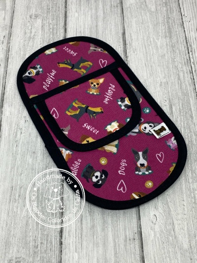 Bolsa magenta com padrão de cães em várias cores e bordas pretas