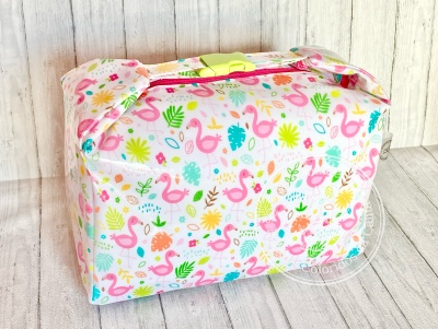 Bolsa de tecido branco com padrão colorido de flamingos e flores tropicais