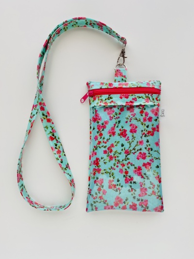 Carteira ou porta-cartões azul com padrão floral e fecho vermelho