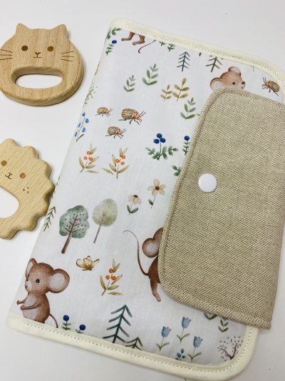 Capa de tecido infantil com padrão de ratinhos e brinquedos de madeira em forma de animais