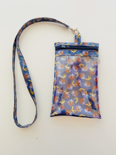 Bolsa azul com padrão floral e alça correspondente