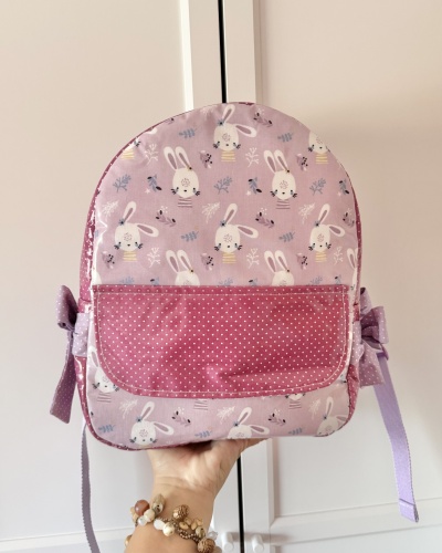mochila infantil rosa com coelhinhos e bolso frontal com pontos brancos