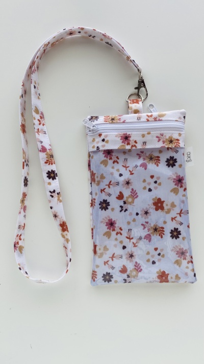 Carteira pequena de tecido floral com alça e fecho branco