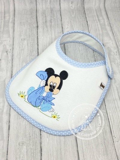 Babete branco bordado com Mickey Mouse azul e acabamento azul com corações brancos