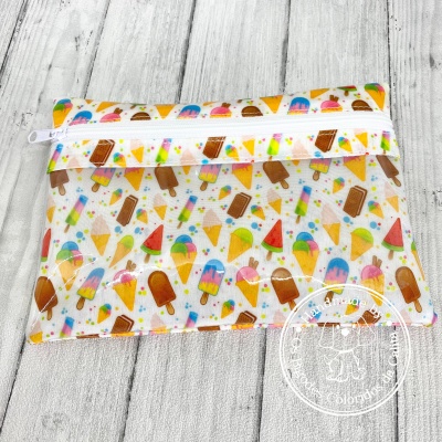 Mala transparente com padrão colorido de gelados e fecho branco