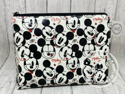 Bolsa estampada com Mickey Mouse, fecho preto e etiqueta com gato