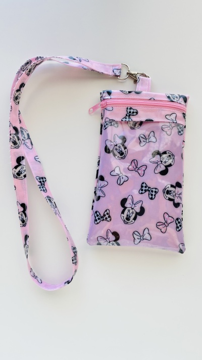 Carteira rosa com padrão Minnie Mouse e laços, com fecho e alça comprida