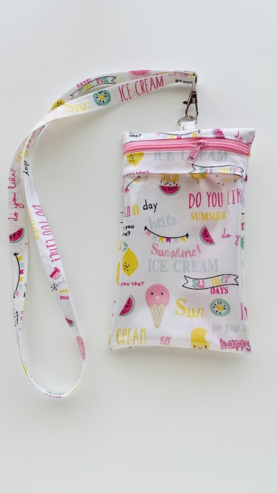 Estojo branco com padrão colorido de gelados e texto em inglês, com fecho rosa e cordão para pendurar.