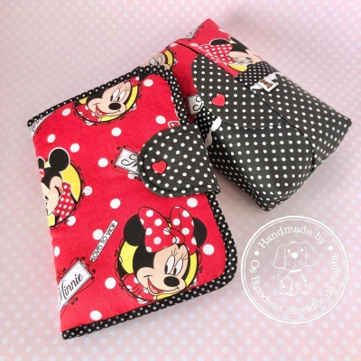 Carteira e estojo com padrão Minnie Mouse em tecido vermelho e preto com bolinhas brancas.