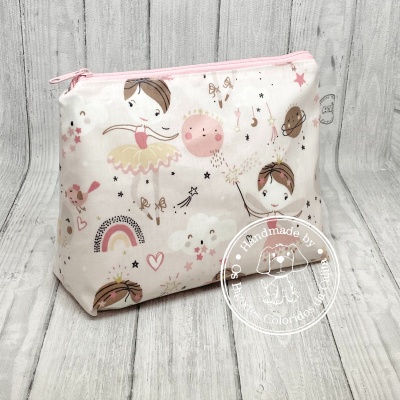 Bolsa de tecido com padrão infantil em tons de rosa e bege